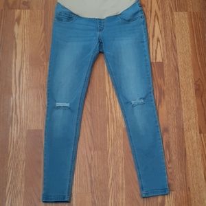 Maternity light wash distressed skinny jeans!